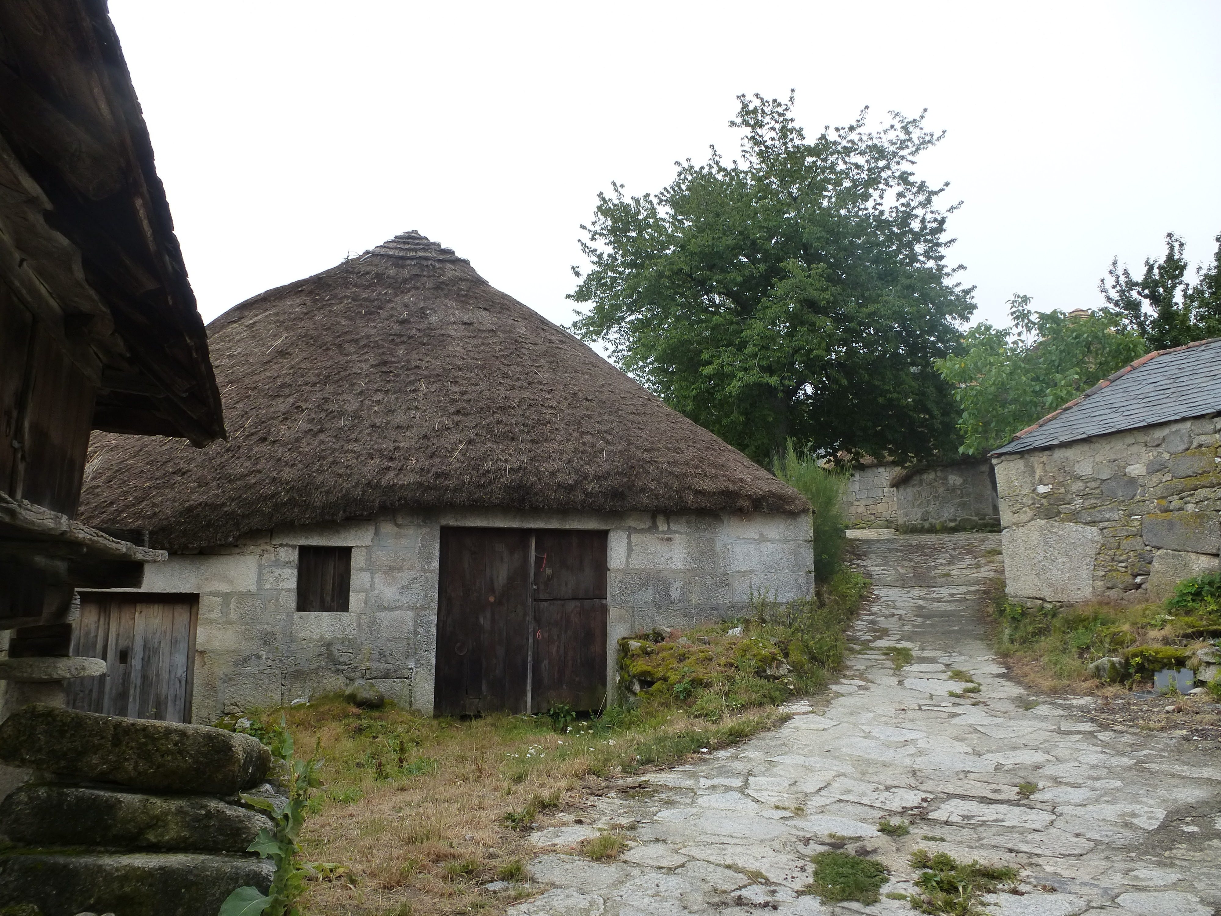 Piornedo, el pueblo lucense de las pallozas.