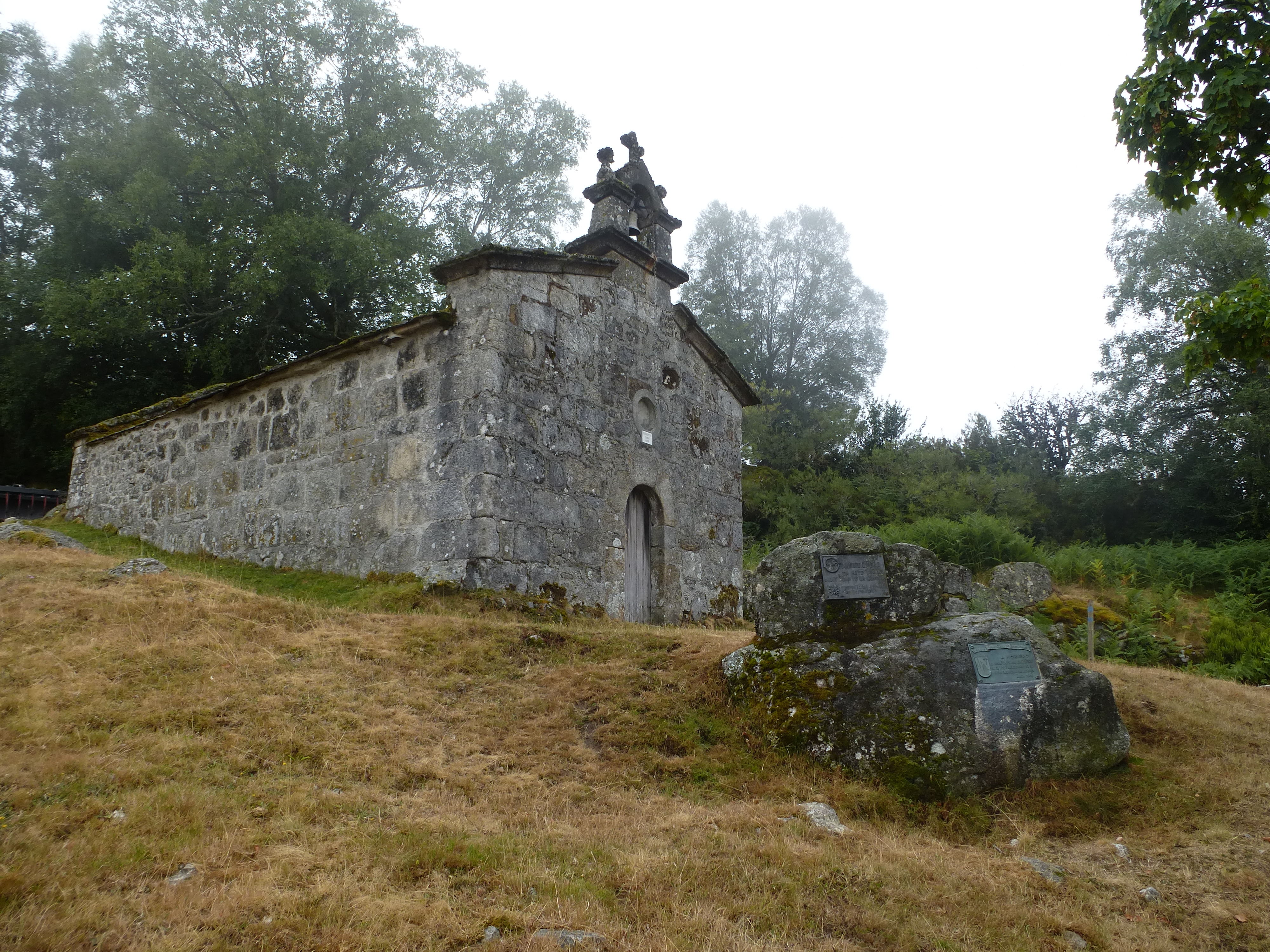 Iglesia de Piornedo, junto al inicio de la senda que asciende al Mustallar.