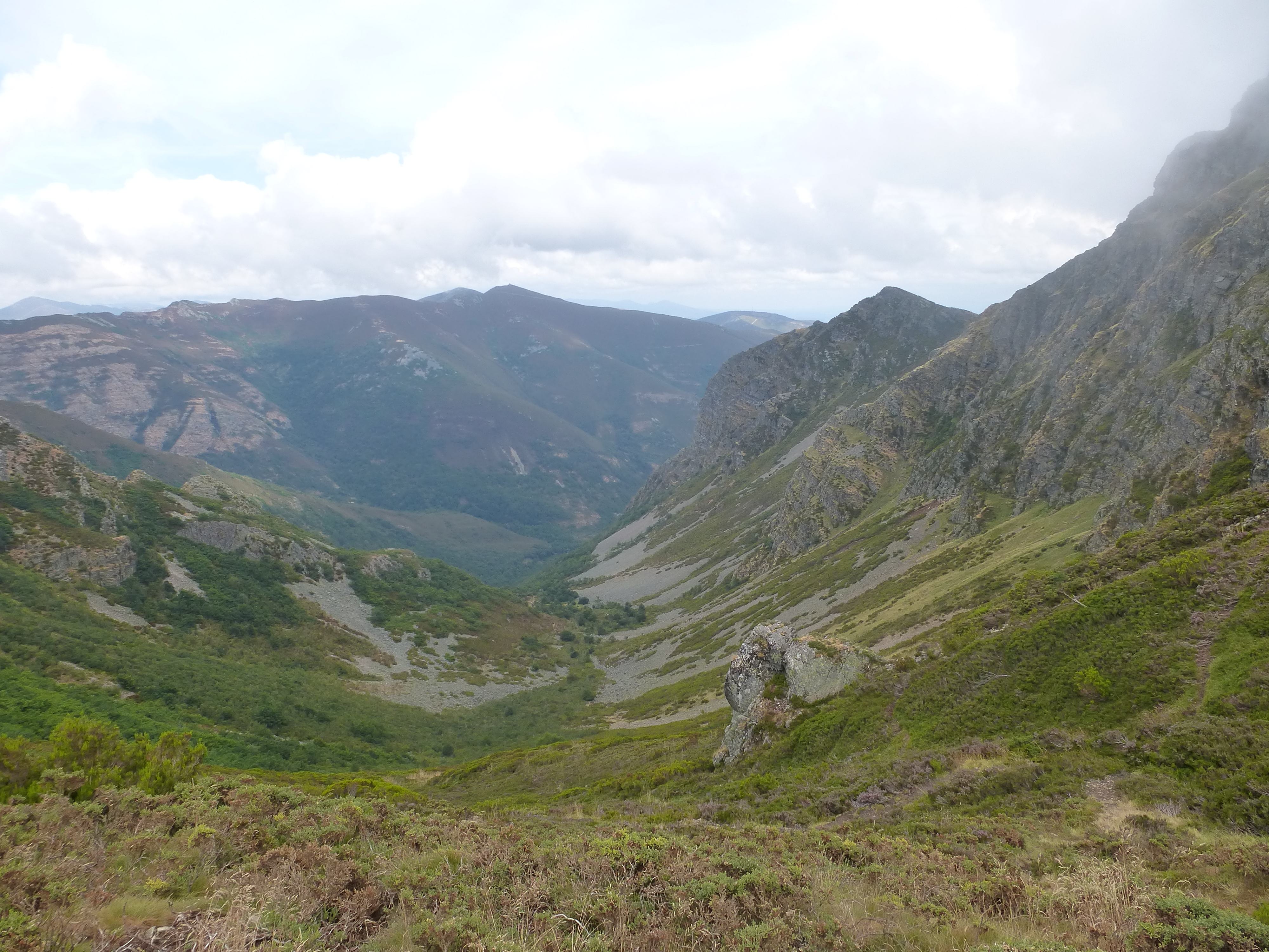 Al llegar al collado que separa Mustallar de Peña Longa y Lugo de León, la niebla se disipa y las vistas se abren hacia ...
