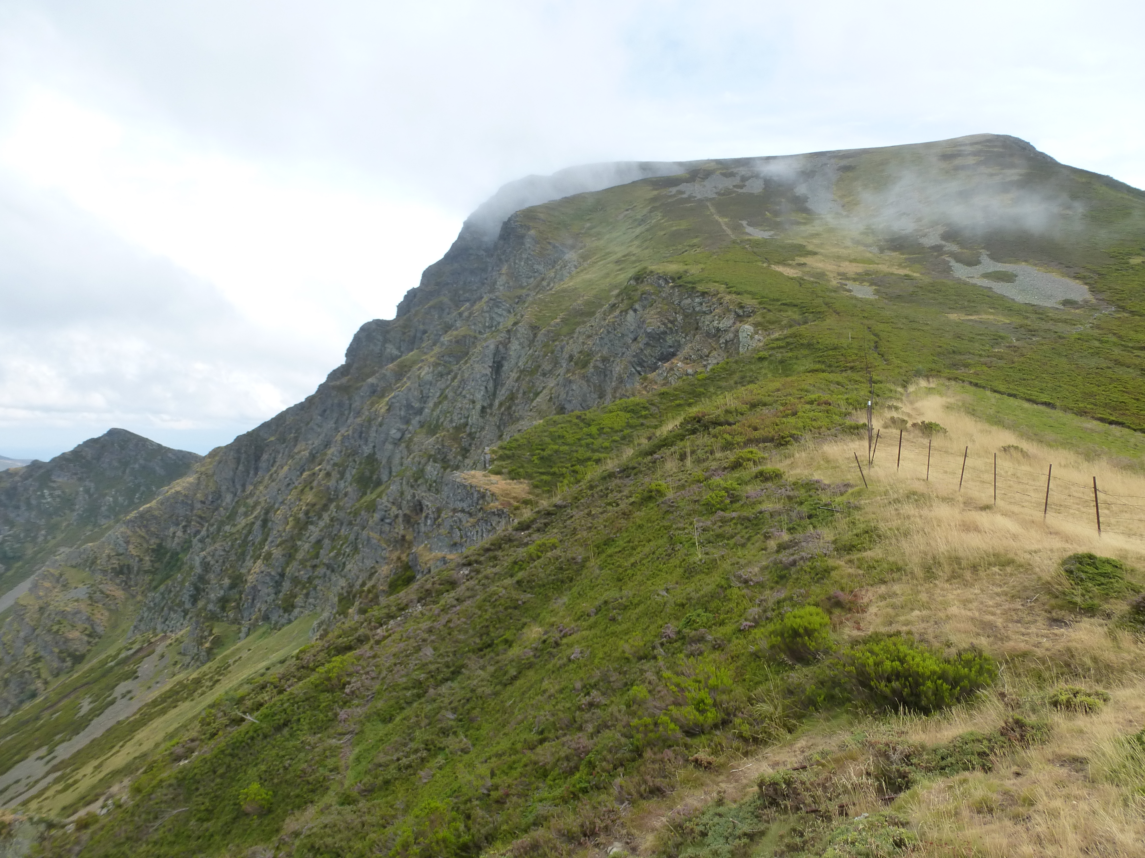 Mustallar desde el collado, aunque queda una buena pala por ascender.