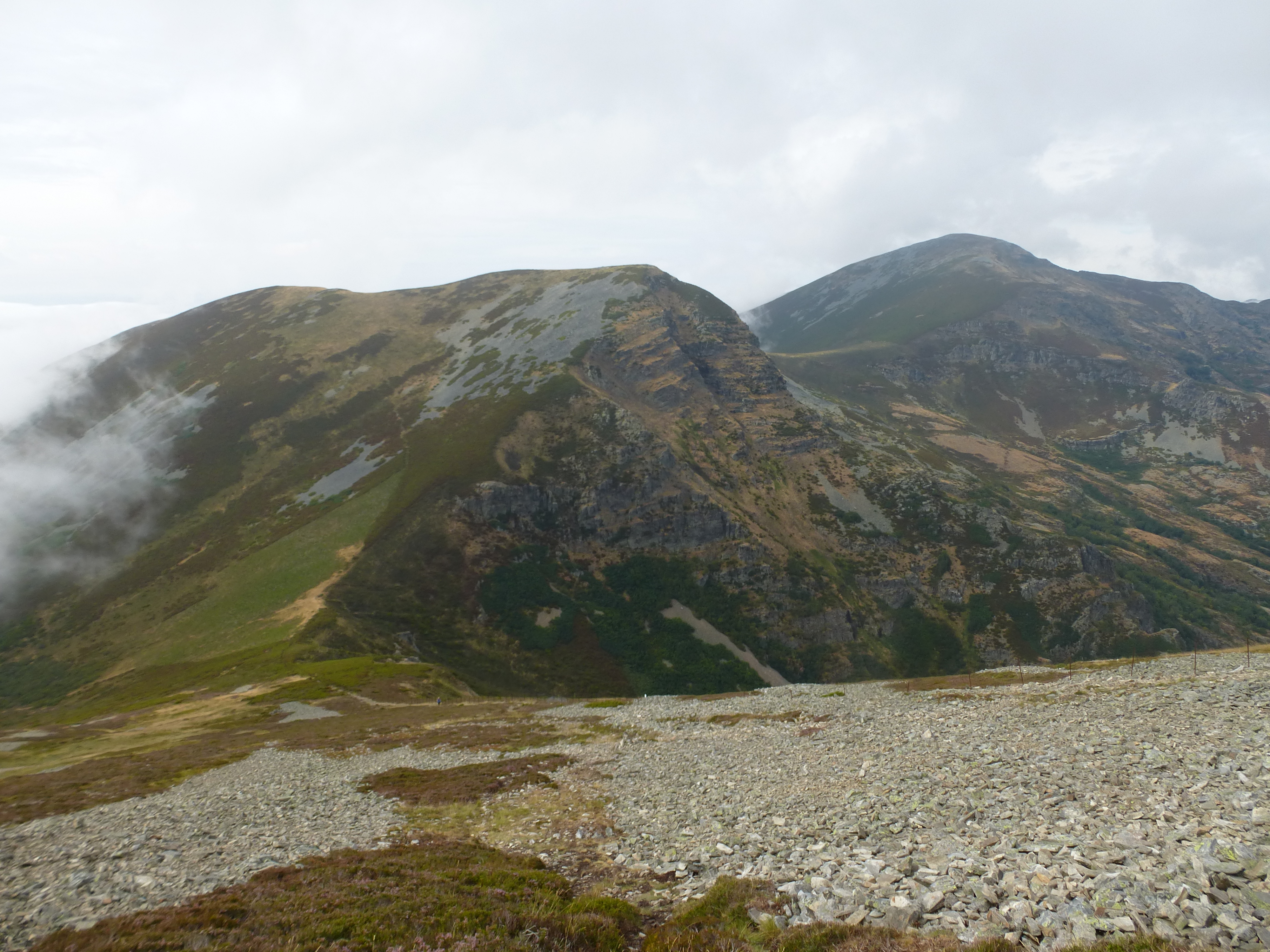 Peña Longa (1881 metros) y Cuiña (1992 metros) en segundo término, desde la pala cimera del Mustallar.