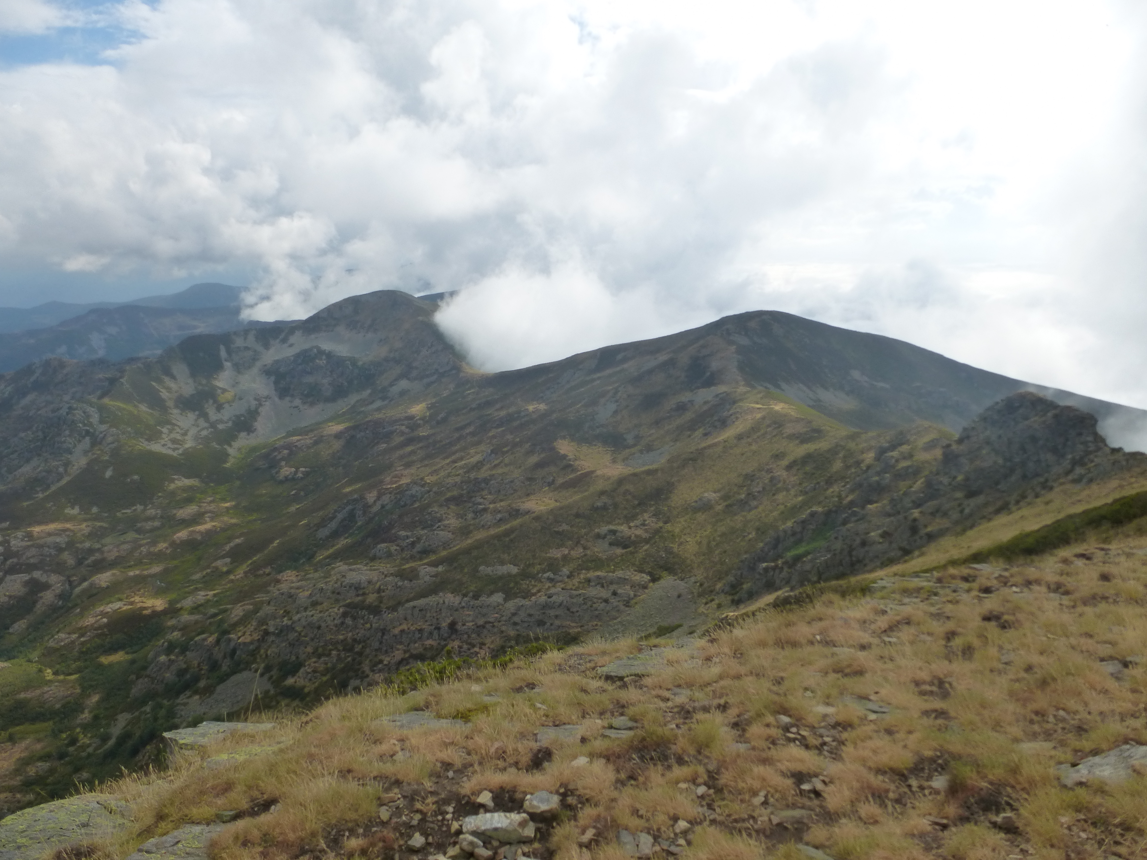 El cordal retiene al mar de nubes, que queda hacia el lado gallego.