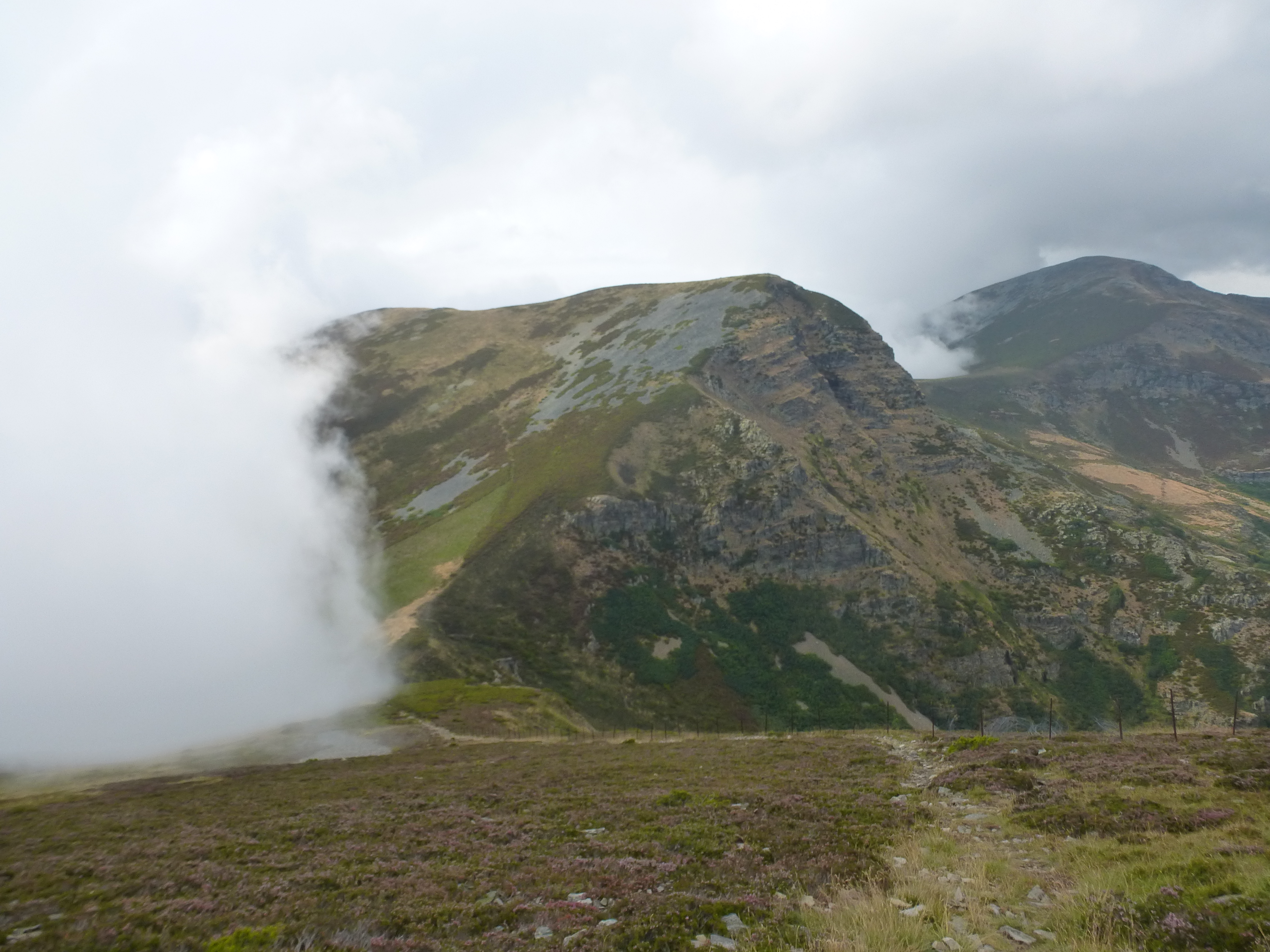 Comenzamos a descender, las nubles pronto nos engullirán.