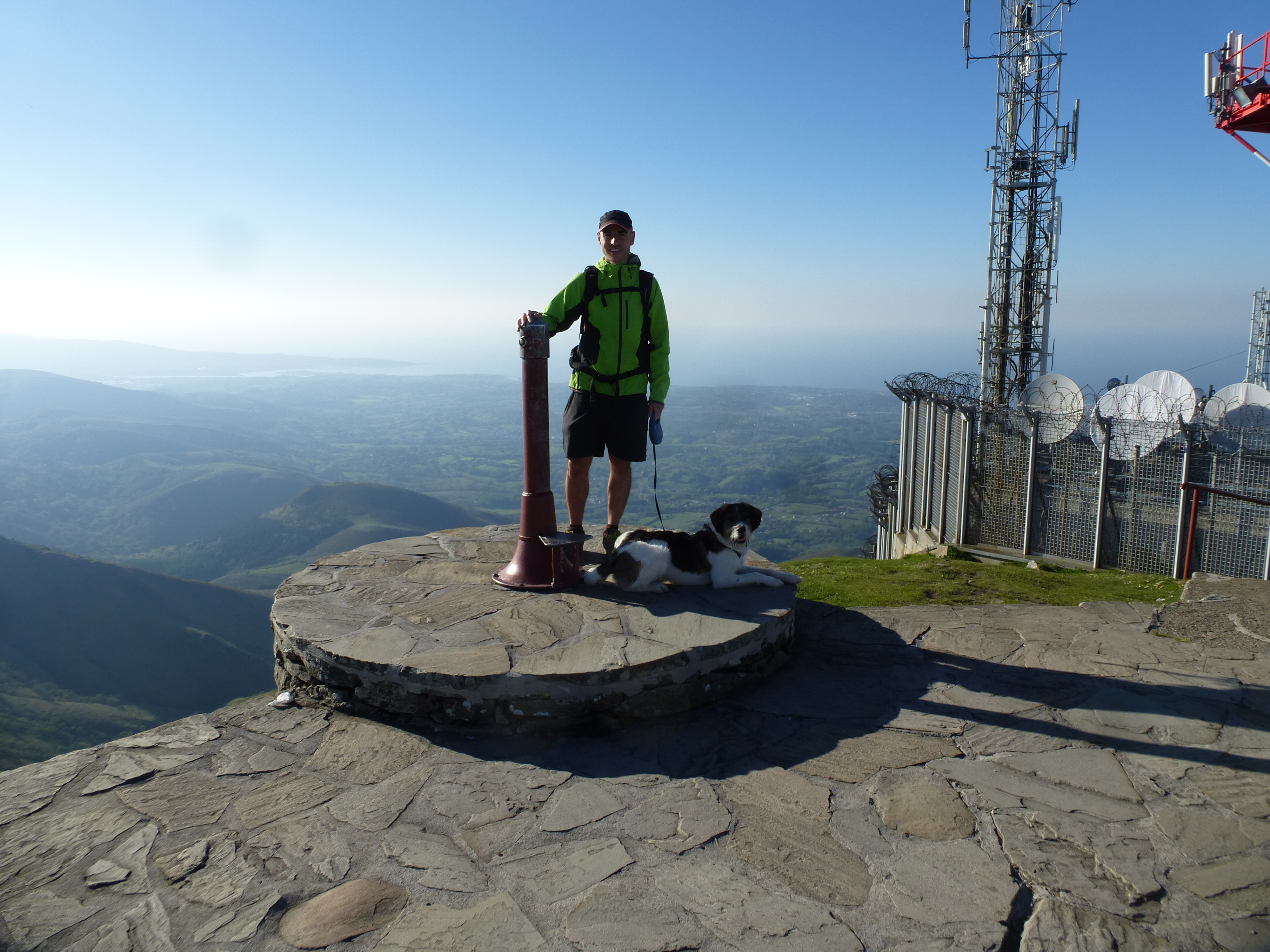En la cima. La costa vasca detrás.
