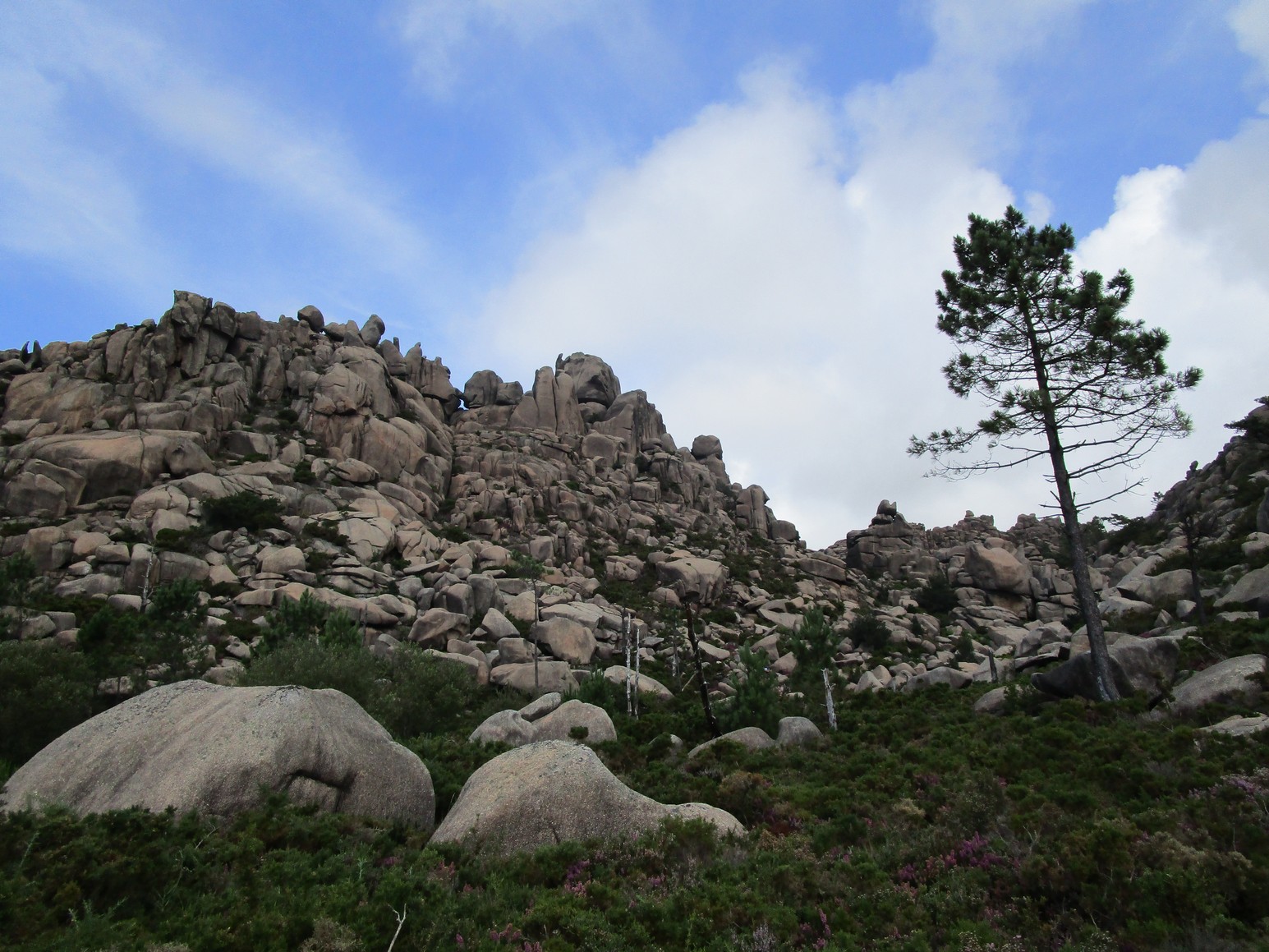Subiendo al Monte Pindo. Parte central de la ascensión.