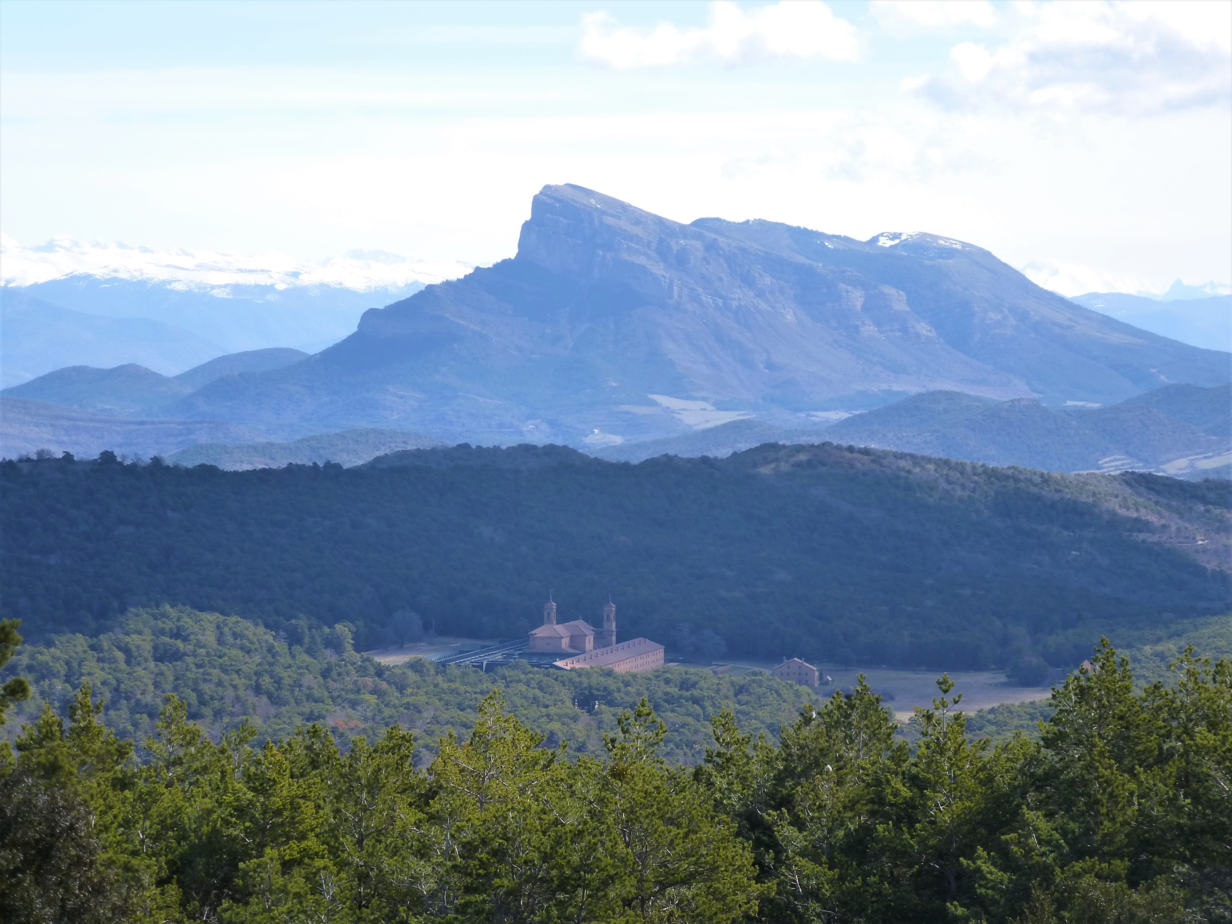 Monasterio Nuevo de San Juan de la Peña y Peña Oroel al fondo.